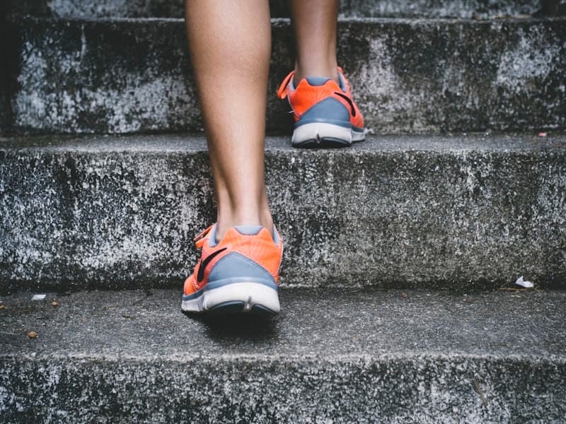 Laufschuhe beim Treppenlauf — Titelmotiv der Vorlage für Vereine